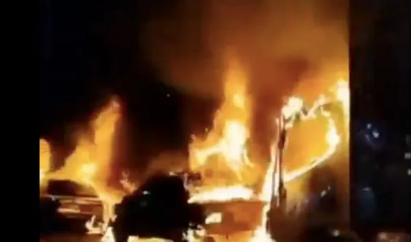 EN VIDEO: Incendio consumió 3 carros en vereda de San Cristóbal, ¿qué pasó?