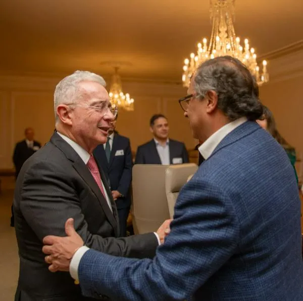 El presidente Gustavo Petro le metió "jengibre" a reunión que tiene con Álvaro Uribe y hasta le puso tarea antes de la cita. El expresidente no contestó.