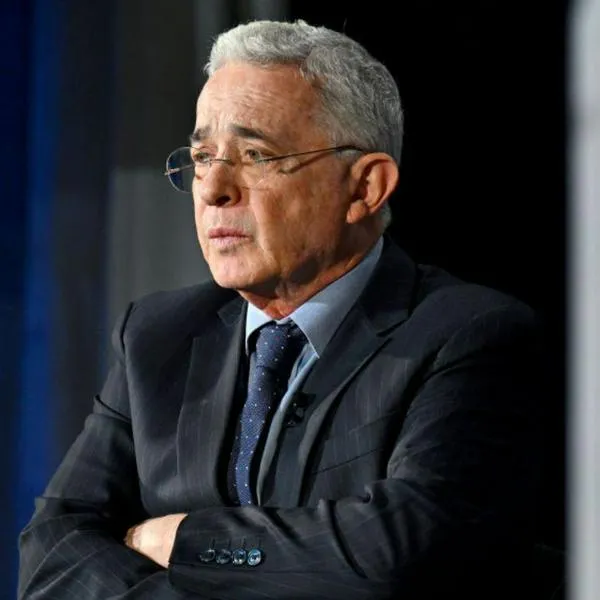 Álvaro Uribe lamenta el fallecimiento de una de sus funcionarias. 