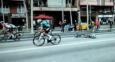 Nairo Quintana se retira de la Vuelta a Cataluña por dura caída: video y qué le pasó