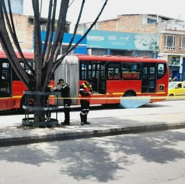 Grave accidente en Transmilenio. 14 personas fueron valoradas en la estación de la calle 80, luego de un choque entre un bus troncal y un alimentador. 