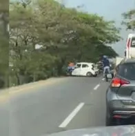 Un grave accidente se presentó hoy, 24 de marzo, en el que un carro mató a un ciclista y luego ipacto contra un árbol.