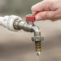 Anuncian nuevos cortes de agua en Medellín y Valle de Aburrá ante bajos caudales de las fuentes hídricas de Antioquia. Acá, los detalles.