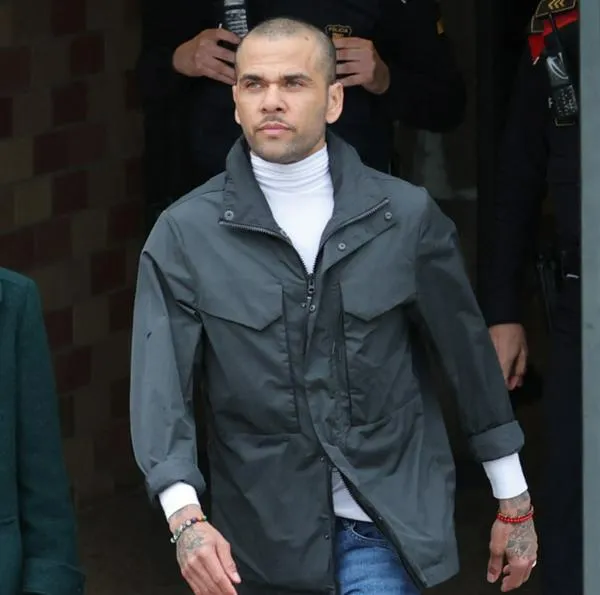 Primeras imágenes de Dani Alves saliendo de la cárcel tras pagar un millón de euros de fianza: video