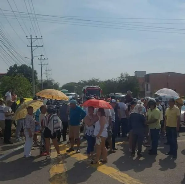 Hay un gran bloqueo de manifestantes en la vía Bogotá-Girardot: hay un enorme trancón en la carretera por parte de los viajeros. 