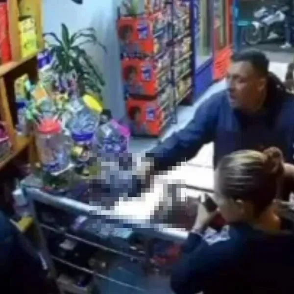 Violento robo a tienda en Bogotá: ladrón amenazó a 2 mujeres y les apuntó con el arma de fuego. "Se me quedan quietecitas", les dijo el delincuente. 