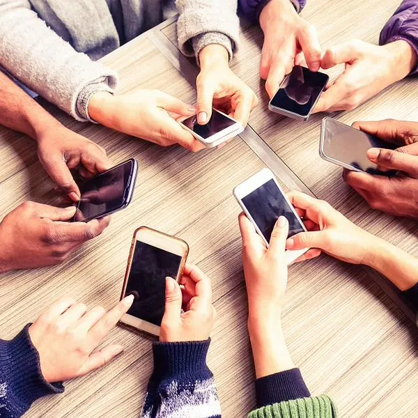 Celulares en nota, sobre riesgos de compartir Internet desde el 'smartphone'