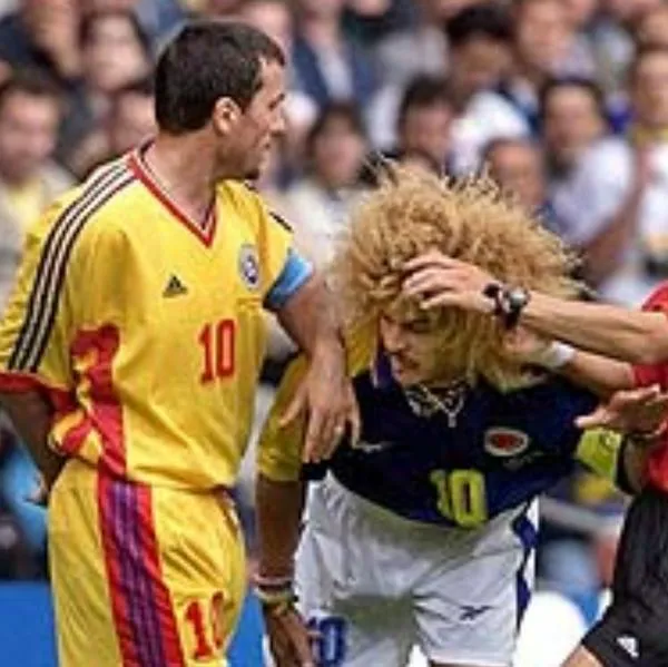 Amargos recuerdos de Colombia ante Rumania: pelucas del 'Pibe' fueron pisoteadas e Iván Mejía hasta se metió de técnico. 