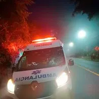 ¡Qué tal esto! Bomberos fueron a atender un accidente y les atacaron la ambulancia con una piedra