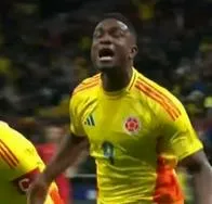 Jhon Córdoba marca el primero de Colombia contra Rumania