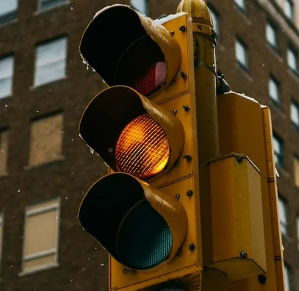 ¿Pasarse un semáforo en amarillo genera multa? Esto es lo que dice la norma