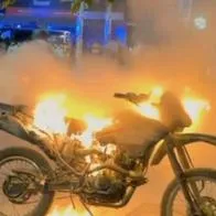 Hombre incineró su motocicleta en medio de un operativo de tránsito en Tuluá, Valle