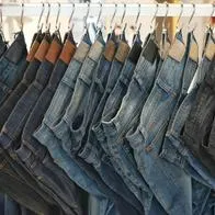 Foto de pantalones, en nota de dónde comprar ropa de Arturo Calle a casi un tercio de precio con jeans a $ 50.000 y más