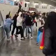 Hinchas colombianos se agarraron en estadio Metropolitano tras Colombia 3-2 Rumania: video de pelea