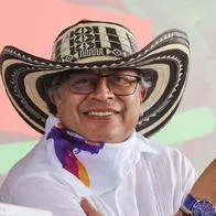 Gustavo Petro criticó vaca para vías 4G en Antioquia, pero en Bogotá firmó decreto para recibir aportes voluntarios.