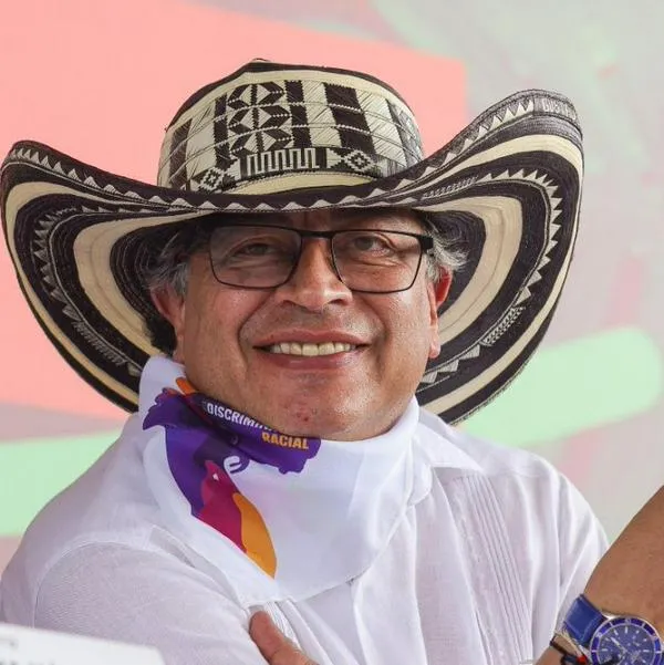 Gustavo Petro criticó vaca para vías 4G en Antioquia, pero en Bogotá firmó decreto para recibir aportes voluntarios.