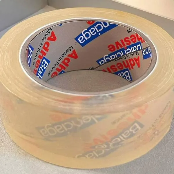 Foto de pulsera en forma de rollo de cinta adhesiva Balenciaga