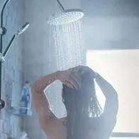 Foto de mujer duchándose, en nota de por qué no se debe bañar el viernes de Semana Santa: explicación detrás del mito.