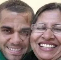 “Dios sabe que eres inocente”: mamá de Dani Alves tras la libertad bajo fianza de su hijo
