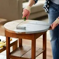 Foto de hombre pintando, en nota de qué pintura se usa para pintar madera sin lijar y retocar fácil la casa