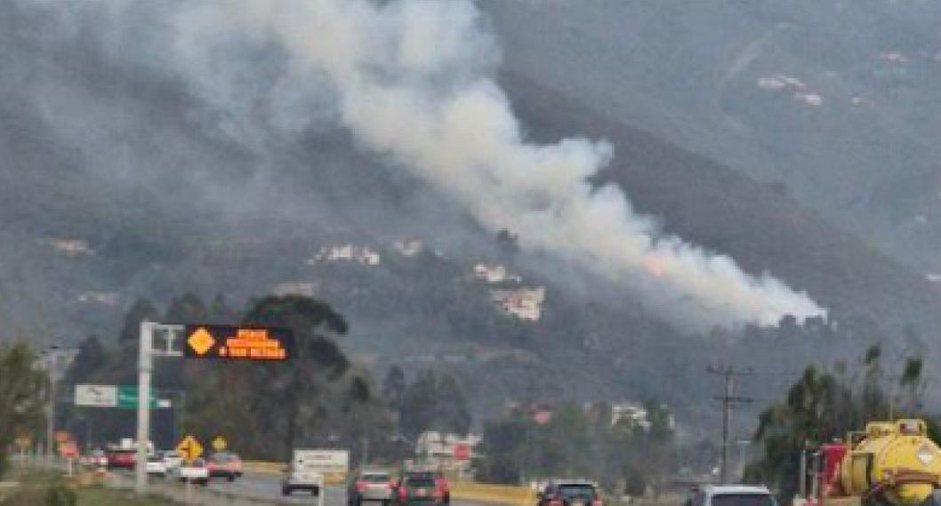 Emergencia en Chía, salida de Bogotá por el norte, por incendio forestal cerca de un peaje