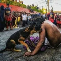 Perrito de la calle consoló a un hombre lacerado que interpretaba a Jesús en el Viacrucis