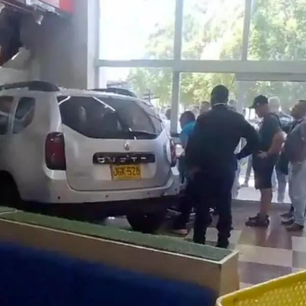Así quedó el carro que se metió a un local del centro comercial Panorama de Barranquilla.