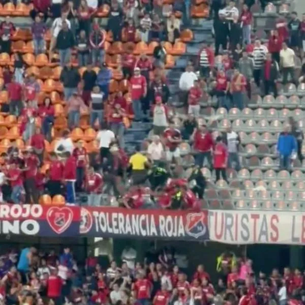 Momento en el que hinchas durante partido del Medellín y América pelean dentro de la tribuna oriental del Atanasio Girardot.