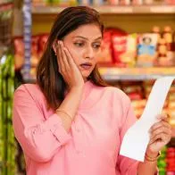 Imagen de mujer preocupada por aumento en los precios de productos importados en Colombia