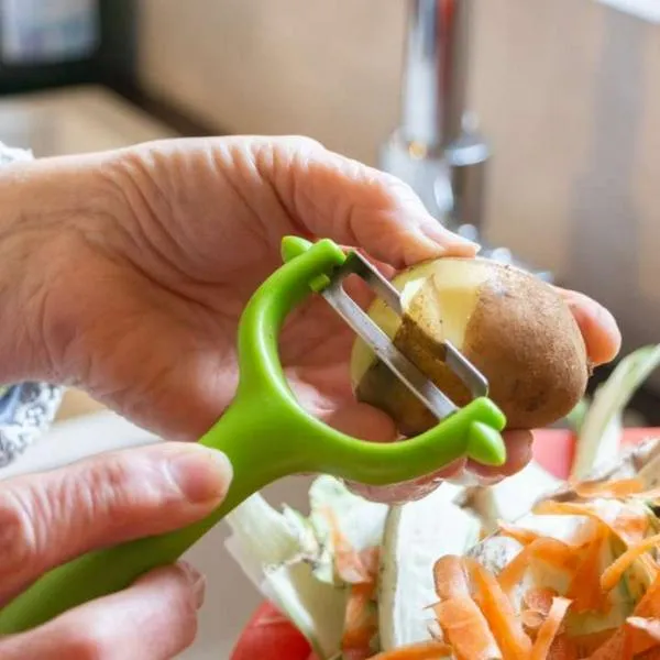 Foto de mujer pelando, en nota de cómo afilar un pelador de papas en casa: este es un truco muy fácil para hacerlo