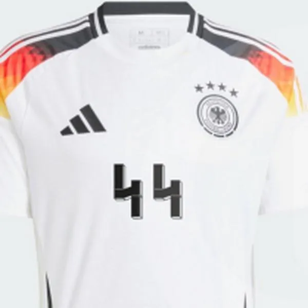 Esta fue la camiseta de Alemania que muchos vieron en similitud por un grupo armado Nazi al servicio de Adolf Hitler