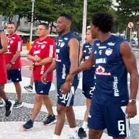 Junior, en playa de Brasil antes de partido con Botafogo en Libertadores.
