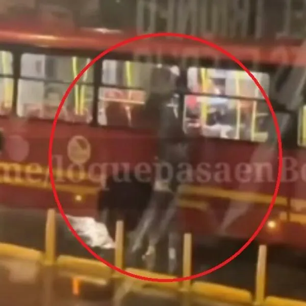 Haciendo 'malabares', ladrones metieron la mano en bus de Transmilenio y asaltaron a pasajero