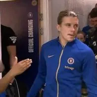 [Video] Le caen encima a futbolista del Chelsea por feo gesto que tuvo con un niño