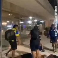Hinchas del Junior peleando con vendedores en la playa de Copacabana, en Río de Janeiro, Brasil.