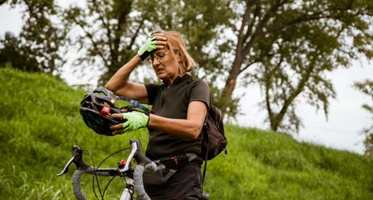 Foto de mujer con caso, en nota sobre cómo quitar el mal olor del casco de bicicleta.