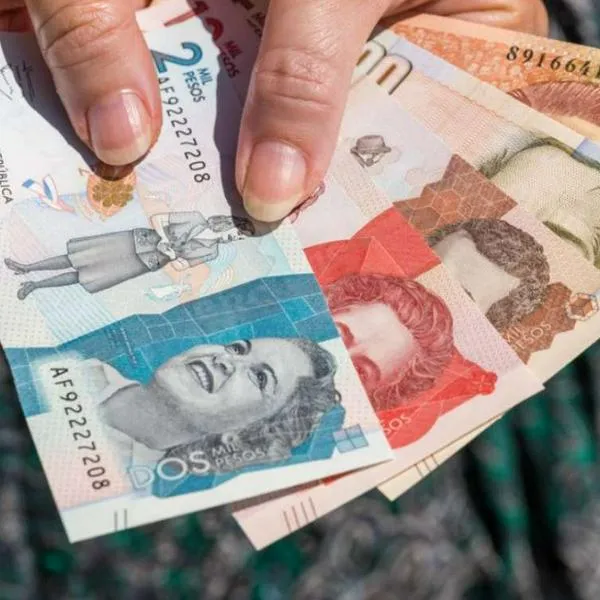 Foto de dinero colombiano, en nota de qué diferencia hay entre cuota moderadora y copago