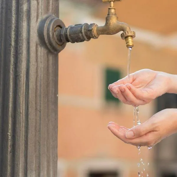 Cómo ahorrar dinero en la factura del agua: trucos para los hogares de Colombia