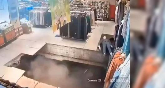 EN VIDEO: En centro comercial de China el piso se abrió y se tragó a una mujer
