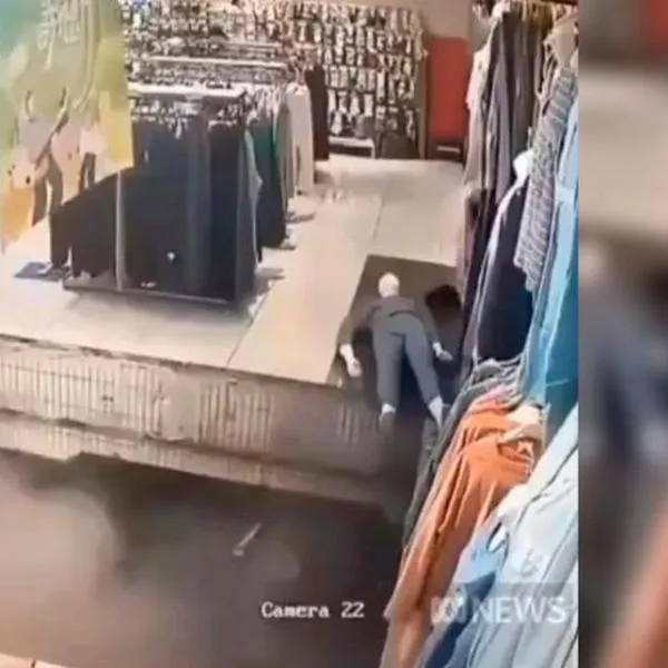EN VIDEO: En centro comercial de China el piso se abrió y se tragó a una mujer