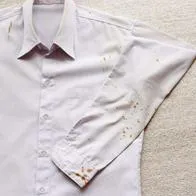 Foto de ropa oxidada, en nota de cómo quitar manchas de óxido de la ropa con cuatro trucos caseros que ayudarán