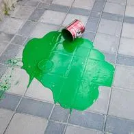 Foto de piso manchado, en nota de cómo sacar manchas de pintura en piso sin necesidad de restregar con medidas fáciles