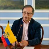 Gustavo Petro defiende intervención a EPS Sanitas de las críticas de Álvaro Uribe.