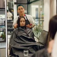 Cuáles son los síntomas de la insuficiencia renal, que afectó a mujer por usar producto en el cabello