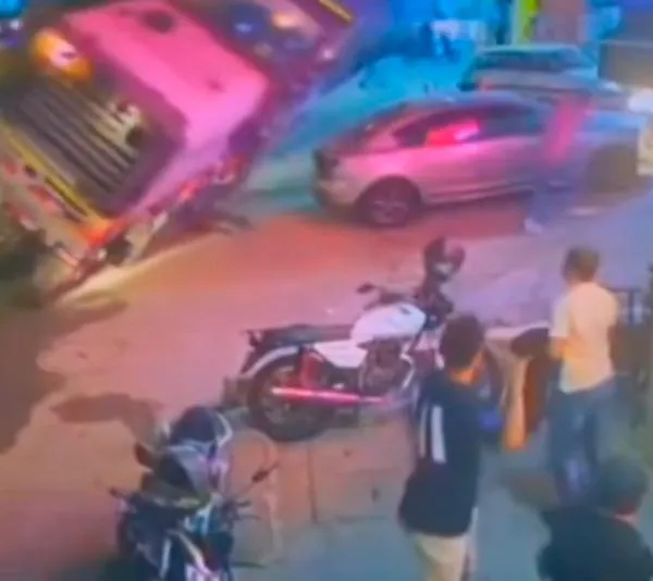 EN VIDEO: ¡Qué susto! Máquina pesada aplastó un carro en las Mellizas de Buenos Aires