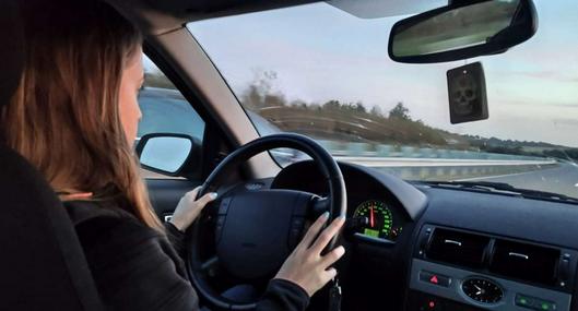 Foto de mujer conduciendo, en nota de qué es mejor entre frenar con motor o con el pedal.