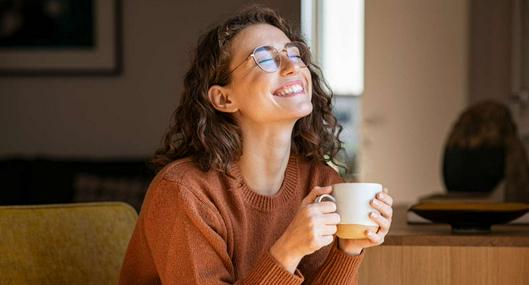 Foto de mujer con taza, en nota de cuántas veces se usa el café en la cafetera: consejos para ajustar sabor perfecto