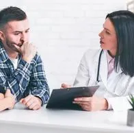 Imagen de pacientes preocupados por nota sobre EPS