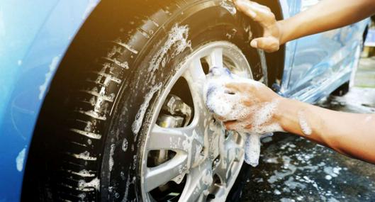 Foto de lavado de vehículo, en nota sobre cómo limpiar los rines de aluminio del carro con objetos de cocina