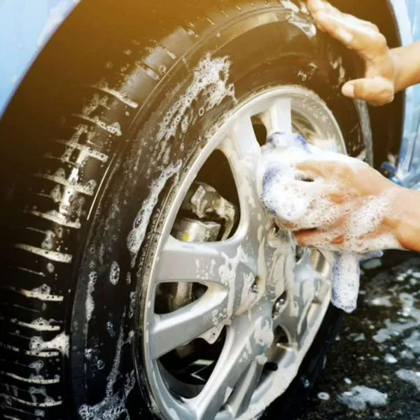 Foto de lavado de vehículo, en nota sobre cómo limpiar los rines de aluminio del carro con objetos de cocina